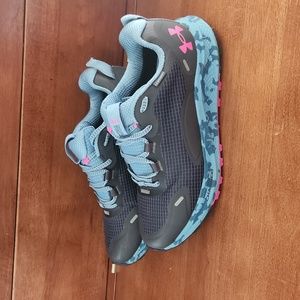 Womens UA tennis shoes